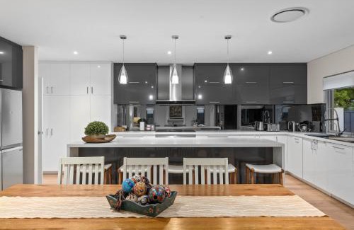Karrinyup Casa | Family Vacation Escapade Shops Beach and Sun Await
