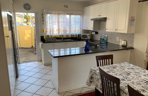 Bloubergstrand Casa | Family Vacation Home and company employee accommodations in Capetown