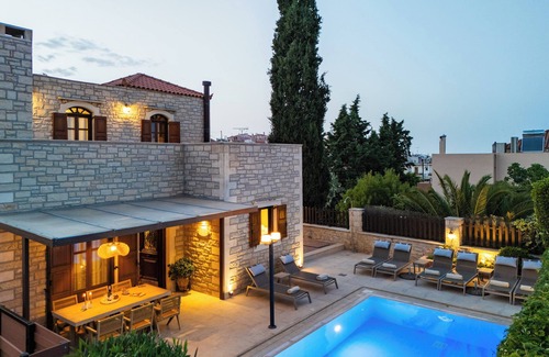 Atsipópoulon Villa | Villa familiar Elia con piscina privada, a 2 minutos a pie de los servicios locales.