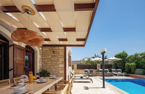 Atsipópoulon Villa | Villa familiar Elia con piscina privada, a 2 minutos a pie de los servicios locales.