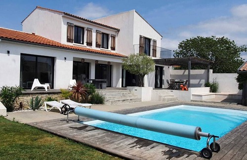 Fouras Villa | Family villa with swimming pool in the center of Fouras, close to the beaches.