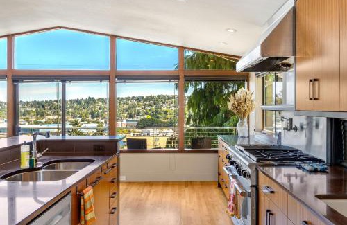 North Queen Anne Casa | Family West Emerson Retreat Deck Basement City Views