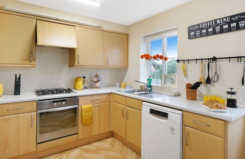Langley Marish Casa | Family & Work stays w/ 2x Ensuite & Prv Parking 1+