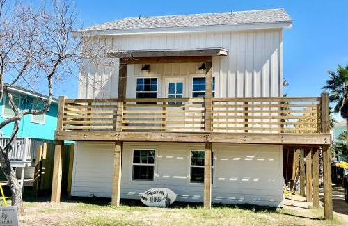 Port Aransas Villa | Famous Port A Pelican House Stunning NEW construction Walk to Marina & Bars