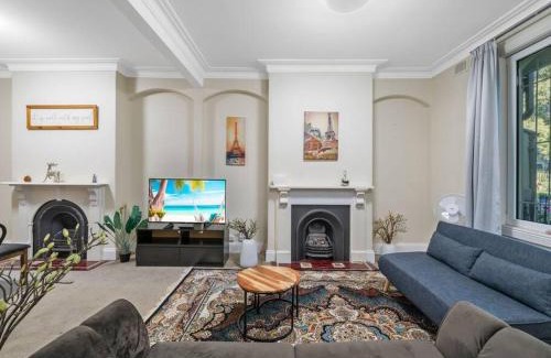 Ultimo Casa | Fancy 4 BR House with Parking - ICC&Darling Harbour-8 mins walk