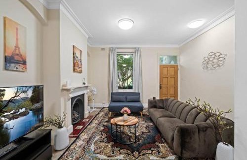 Ultimo Casa | Fancy 4 BR House with Parking - ICC&Darling Harbour-8 mins walk