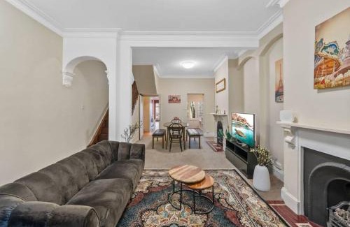 Ultimo Casa | Fancy 4 BR House with Parking - ICC&Darling Harbour-8 mins walk