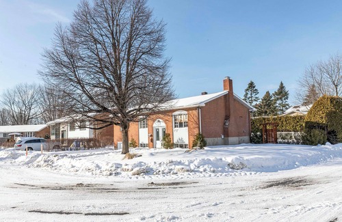 Brossard Casa | Fancy 4BDR near DT free parking