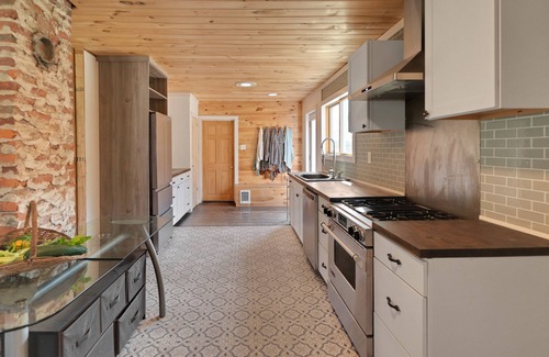 Warren Casa | Fancy Farmhouse on the mid coast of Maine