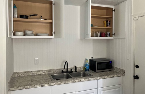Lawton Casa | Fancy Hooch Close to Fort Sill Accepts Pets.