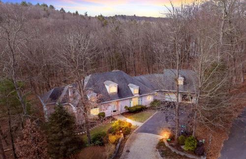 East Stroudsburg Casa | Fancy Poconos Castle Indoor MEGA 10plus Hot Tub