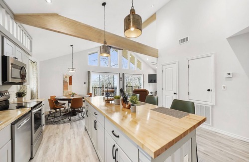 Pointblank Casa | FancyFoxCabin - Luxury @ the Lake, Fire Pit Grill, Boat Ramp, Arcades & Fishing
