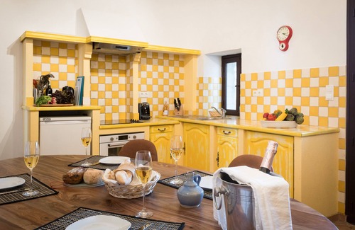 Santa-Reparata-di-Balagna Apartamento | Fantástico apartamento con vistas al mar en excelente ubicación.
