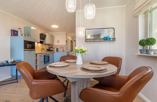 Zingst Apartamento | Fantastic centrally located vacation apartment with garden, terrace and barbecue.