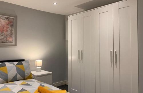 Trafford Apartamento | Fantastic 1 Bedroom Basement flat with free parking