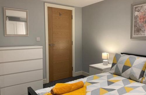 Trafford Apartamento | Fantastic 1 Bedroom Basement flat with free parking