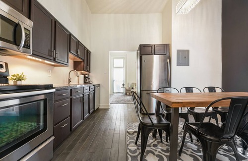 Manchester Casa | Fantastic 5 BR w/4x Off Street Parking - Sleeps 16