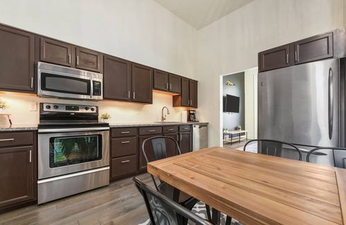 Manchester Casa | Fantastic 5 BR w/4x Off Street Parking - Sleeps 16
