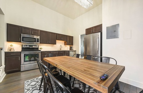 Manchester Casa | Fantastic 5 BR w/4x Off Street Parking - Sleeps 16