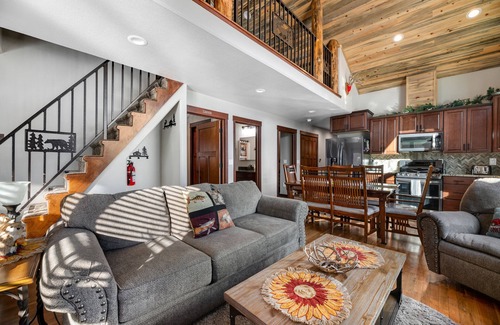 Nemo Casa | Fantastic and secluded house with two lofts, balcony, & swing set - near hiking
