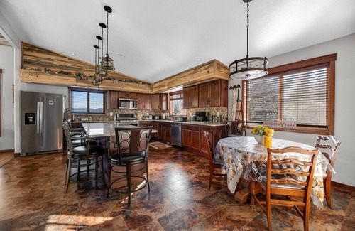 Nemo Casa | Fantastic and secluded house with two lofts, balcony, & swing set - near hiking