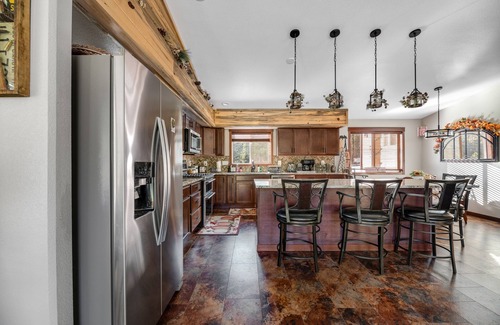Nemo Casa | Fantastic and secluded house with two lofts, balcony, & swing set - near hiking