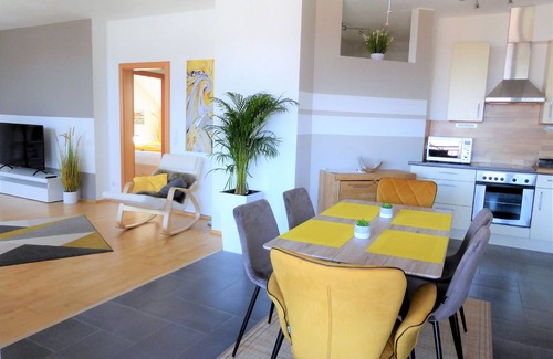 Steinbach am Attersee Apartamento | Fantástico apartamento con vistas al lago y a la montaña.