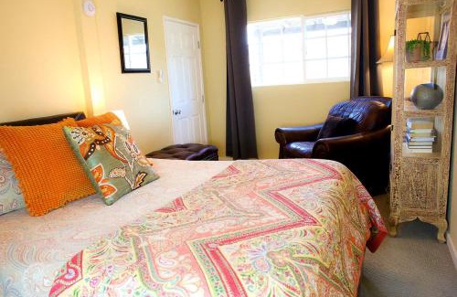 Rainbow CDP Casa | Fantastic Cottage with Hot-tub in Rainbow, California