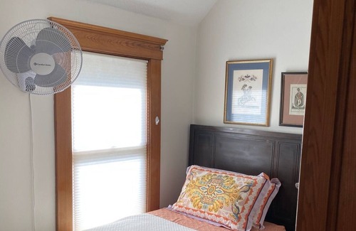 Water Hill Cama Y Desayuno | Fantastic Downtown Location Tailgating Fire Pit, Gazebo, Close to lots of Restaurants. Lots of Parking