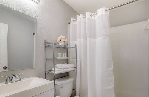 Milwood Casa | Fantastic getaway near downtown with free WiFi, backyard, Central AC & W/D