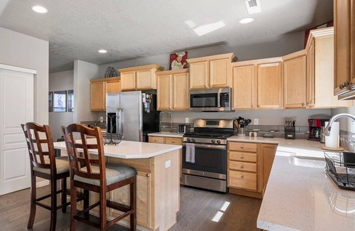 Southeast Bend Casa | Fantastic High Desert Retreat, Pet Friendly, Fenced Backyard w/ Covered Patio, Ping Pong, BBQ