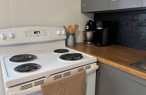 Pleasant Gap Apartamento | Fantastic historical 2-bedroom apartment with AC in Pleasant Gap.