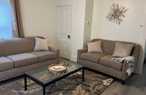 Pleasant Gap Apartamento | Fantastic historical 2-bedroom apartment with AC in Pleasant Gap.
