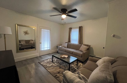 Pleasant Gap Apartamento | Fantastic historical 2-bedroom apartment with AC in Pleasant Gap.