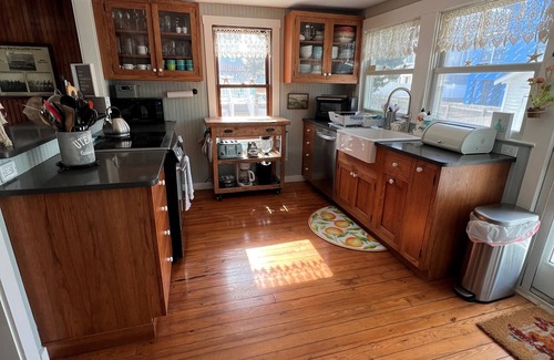 Harvey Cedars Cabaña | FANTÁSTICA UBICACIÓN! Hermosa casa unifamiliar a solo 5 casas de la playa.