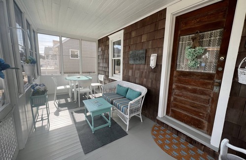 Harvey Cedars Cabaña | FANTÁSTICA UBICACIÓN! Hermosa casa unifamiliar a solo 5 casas de la playa.