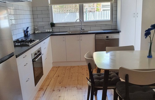 Glenelg East Apartamento | Fantastic location, only a short walk to Jetty Rd or hop on a tram to the city.