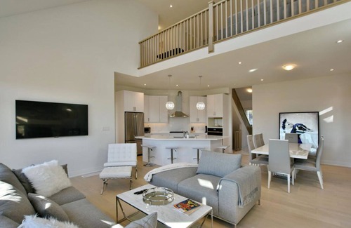 The Blue Mountains Casa | Fantastic new house on a golf course one block from the beach on Georgian Bay