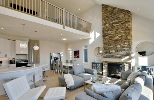 The Blue Mountains Casa | Fantastic new house on a golf course one block from the beach on Georgian Bay
