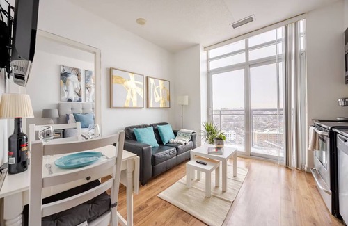 Liberty Village Condominio | Fantastic Sunset Views in Newly Renovated Beautiful Downtown Toronto
