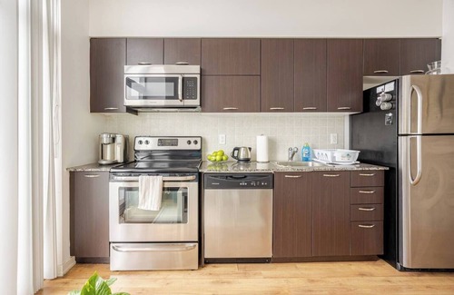 Liberty Village Condominio | Fantastic Sunset Views in Newly Renovated Beautiful Downtown Toronto