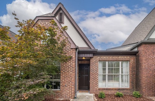 Hoover Casa | Fantastic Townhouse in Hoover which is Close to Baseball Fields and Food