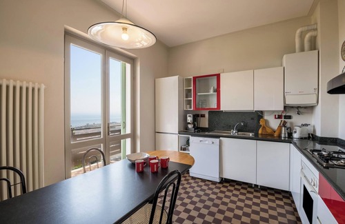 Pulciano Villa | Fantástica villa con piscina privada, vistas al lago y terrazas; garaje doble