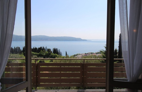 Pulciano Villa | Fantástica villa con piscina privada, vistas al lago y terrazas; garaje doble