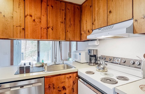 Waitsfield Condominio | Fantastic wooded escape with shared pool and sports courts, fast WiFi & deck