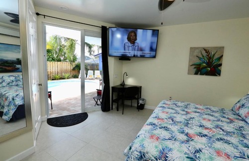 Wilton Manors Cama Y Desayuno | Fantasy Island Inn, Caters to Men