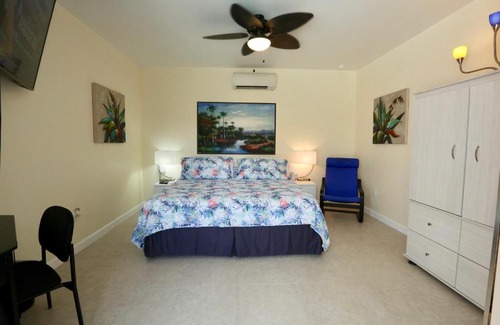 Wilton Manors Cama Y Desayuno | Fantasy Island Inn, Caters to Men