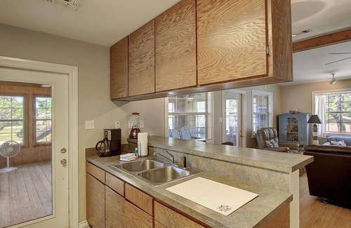 Aransas Pass Casa | Fantasy Oaks Lodge 4 Bedroom Home by RedAwning