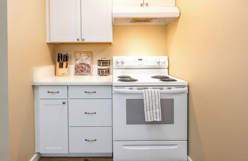 Southeast Salem Apartamento | Far East Escape: Zen apartment, Japanese tea table
