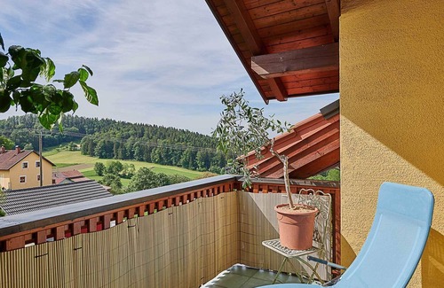 Hartmannsreut Apartamento | Far-reaching views & well-being Roof terrace with mountain panorama, exposed roof truss & pure nature